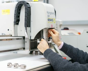 taglio al plotter produzione espositori negozio