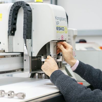 taglio al plotter produzione espositori negozio